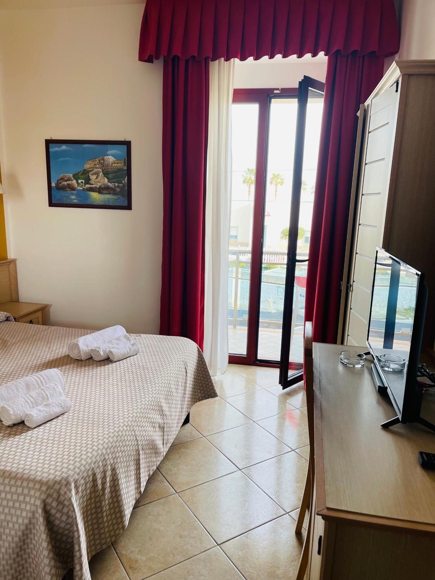 B&B Marina Sleep And Ship Rodi Garganico Exterior photo